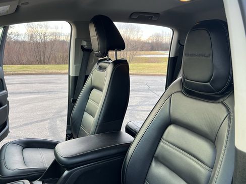 Used 2021 GMC Canyon Denali image 16