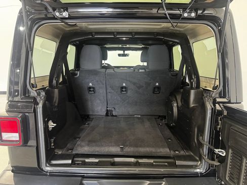 Used 2019 Jeep Wrangler Unlimited Sahara w/ Uconnect 4C Nav & Sound Group AWD/4WD image 27