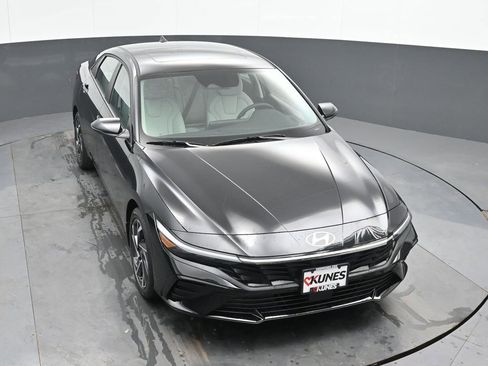 Used 2025 Hyundai Elantra Limited FWD image 42