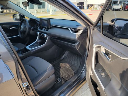 Used 2022 Toyota RAV4 XLE image 9