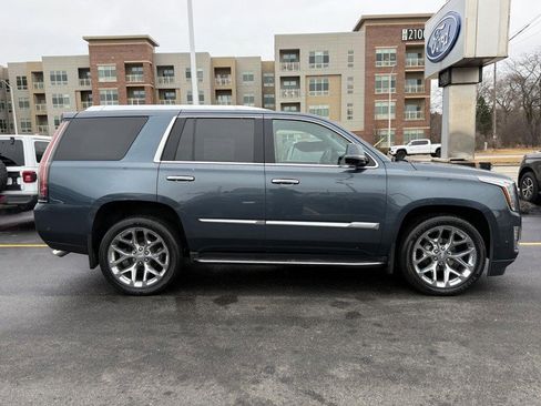 Used 2019 Cadillac Escalade Premium Luxury image 2