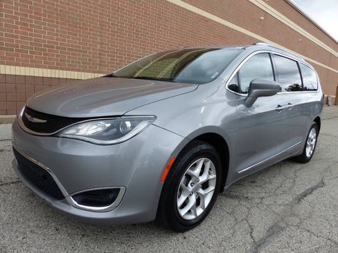 Used 2020 Chrysler Pacifica Touring-L w/ Tire & Wheel Group FWD image 6
