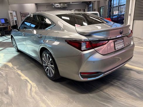 Used 2019 Lexus ES 300h 300h Luxury w/ Premium Package image 34