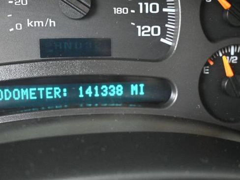 Used 2004 Chevrolet Suburban LT w/ Preferred Equipment Group RWD image 18