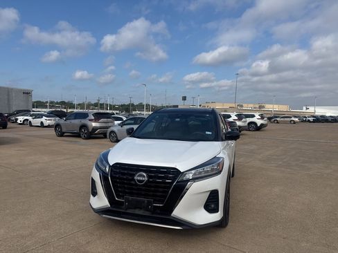 Certified 2022 Nissan Kicks SR w/ Premium Package image 6