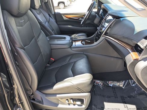 Used 2019 Cadillac Escalade Luxury AWD/4WD image 30