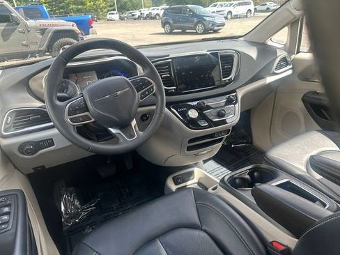 Used 2024 Chrysler Pacifica Touring-L FWD image 18