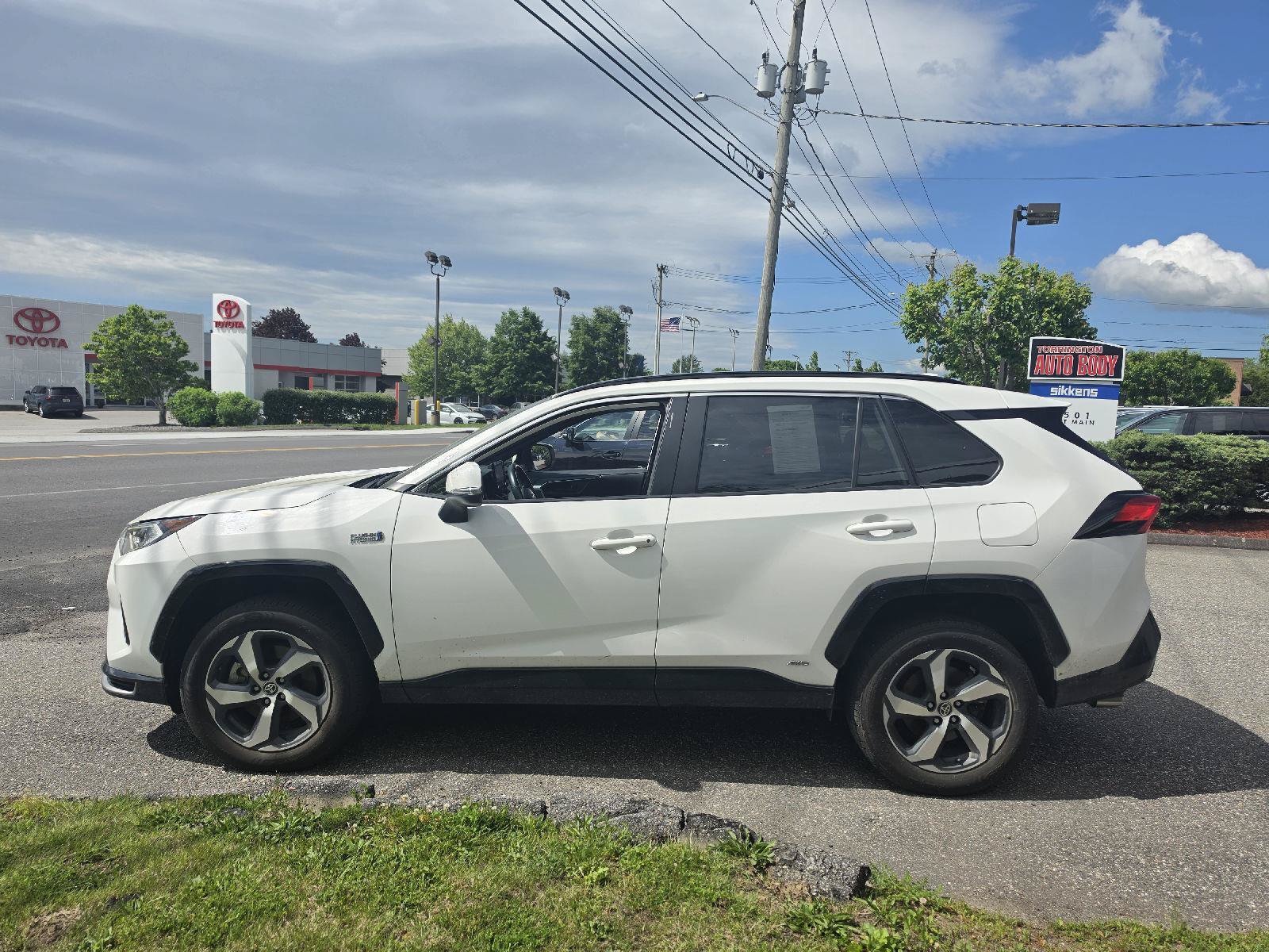 Used 2021 Toyota RAV4 SE w/ Weather & Moonroof Package AWD/4WD image 6