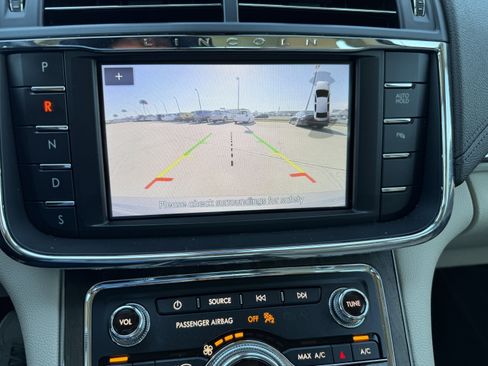 Used 2020 Lincoln Continental w/ Premium Package image 21