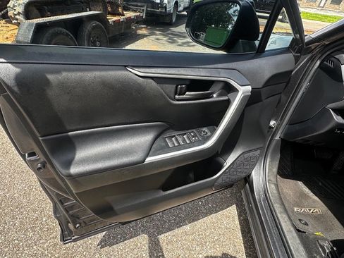 Used 2020 Toyota RAV4 LE FWD image 11