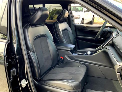 Used 2024 Jeep Grand Cherokee L Altitude image 9