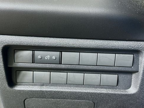 Used 2025 Mitsubishi Outlander ES FWD image 17