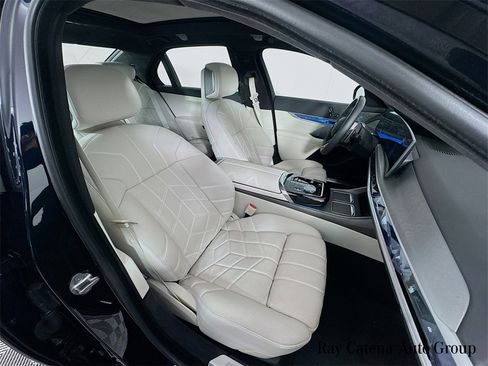 Used 2023 BMW 760i xDrive w/ Executive Package image 29