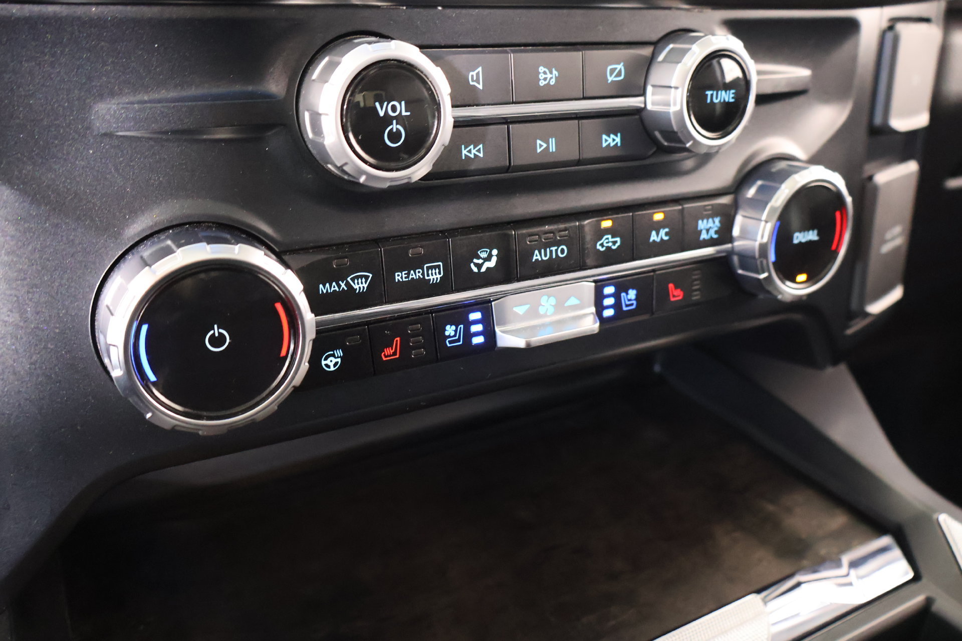 Used 2023 Ford F350 Lariat w/ Lariat Ultimate Package AWD/4WD image 8