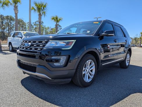Used 2017 Ford Explorer XLT w/ Equipment Group 202A image 7