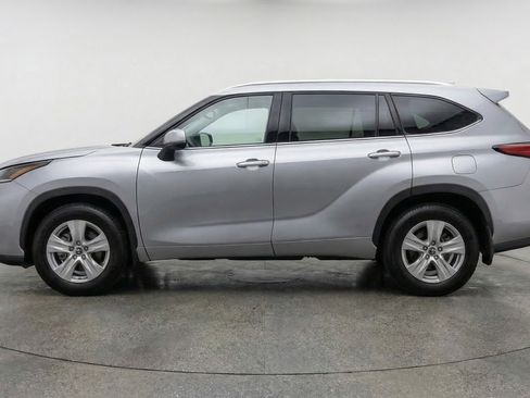 Used 2025 Toyota Highlander LE FWD image 5