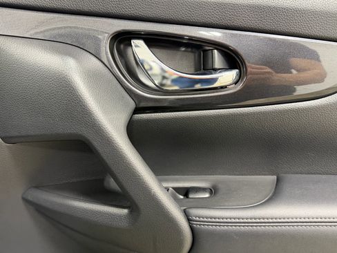 Used 2018 Nissan Rogue SV image 26