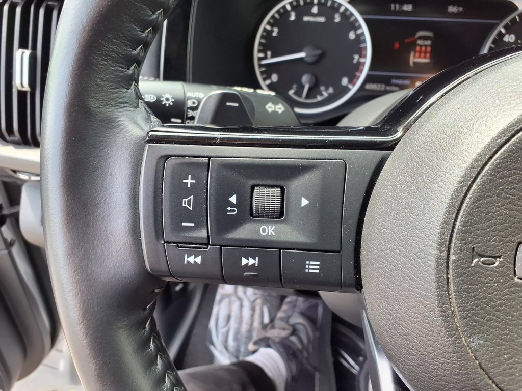 Used 2025 Nissan Pathfinder SL FWD image 15