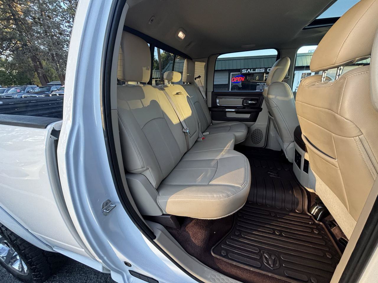 Used 2018 RAM 1500 Laramie w/ Convenience Group AWD/4WD image 10