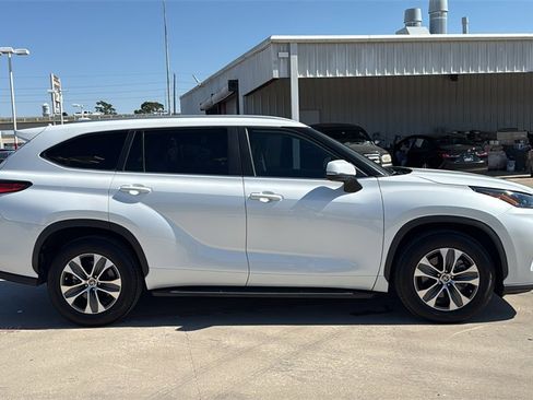 Certified 2023 Toyota Highlander XLE image 6
