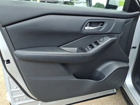 Used 2025 Nissan Rogue SV FWD image 17