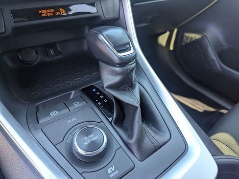 Used 2022 Toyota RAV4 SE image 22