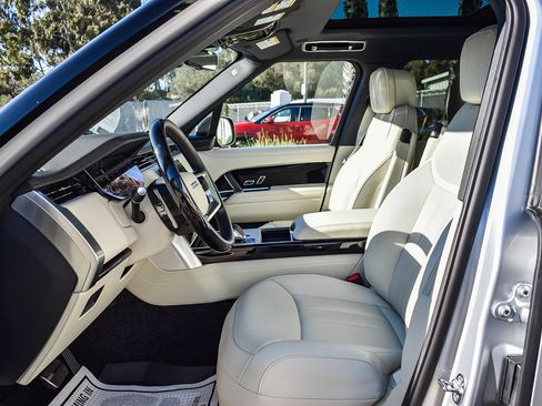 Used 2025 Land Rover Range Rover SE image 18