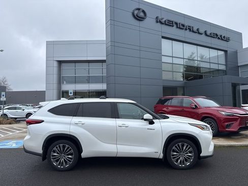 Used 2021 Toyota Highlander Platinum image 2