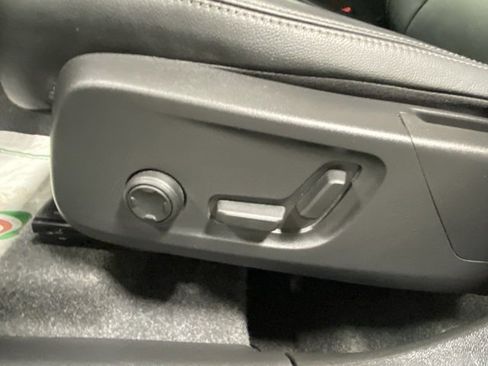 Used 2025 Volvo XC40 B5 Core image 12