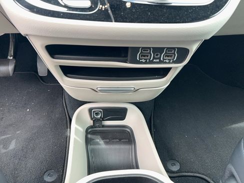 Used 2024 Chrysler Pacifica Touring-L FWD image 20