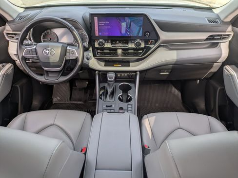 Used 2023 Toyota Highlander XLE image 17