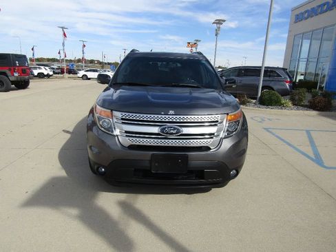 Used 2013 Ford Explorer XLT image 2