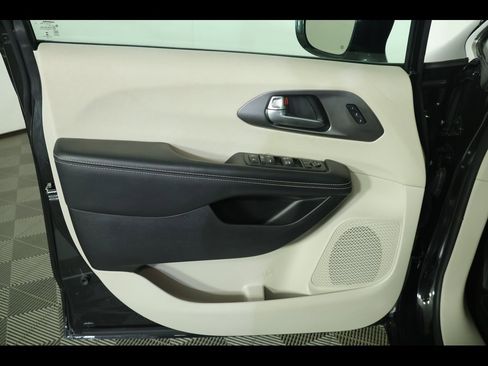 Used 2022 Chrysler Pacifica Touring-L image 23