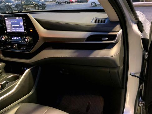 Used 2022 Toyota Highlander XLE image 18