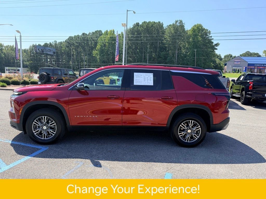 Used 2025 Chevrolet Traverse LT w/ Driver Confidence Package FWD image 3