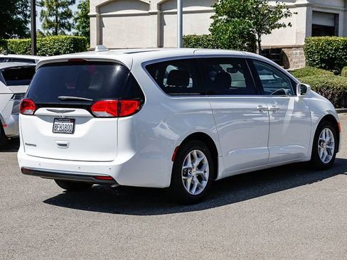 Used 2018 Chrysler Pacifica Touring Plus w/ Tire & Wheel Group FWD image 5