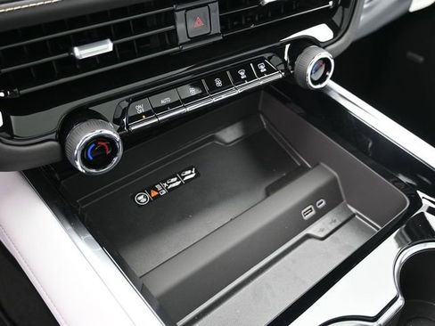 New 2025 Chevrolet Suburban Premier image 36