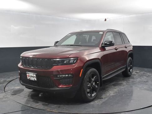 New 2025 Jeep Grand Cherokee Limited w/ Black Appearance Package AWD/4WD image 4