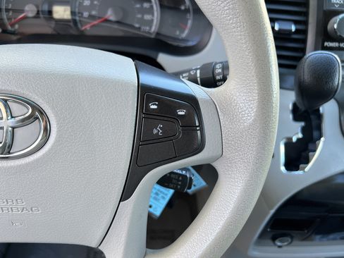 Used 2014 Toyota Sienna LE FWD image 23