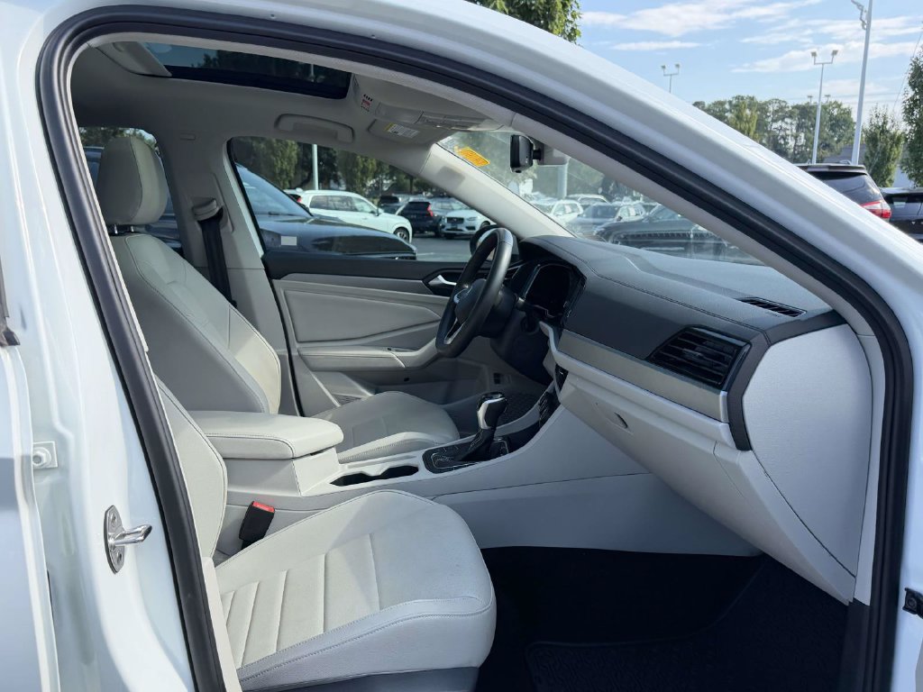 Used 2024 Volkswagen Jetta SE w/ Panoramic Sunroof Package FWD image 12