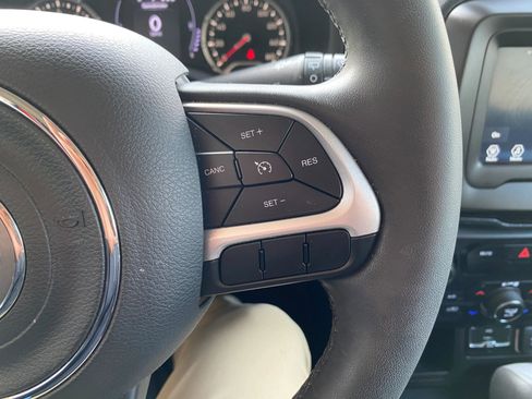 Used 2019 Jeep Renegade Latitude FWD image 15