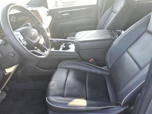 Used 2025 Chevrolet Suburban Premier AWD/4WD image 9