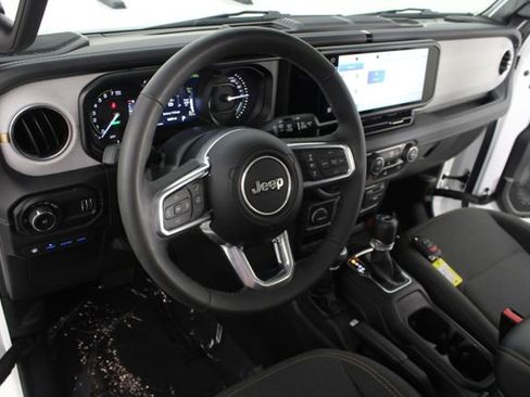 Used 2025 Jeep Wrangler Unlimited Sahara AWD/4WD image 8