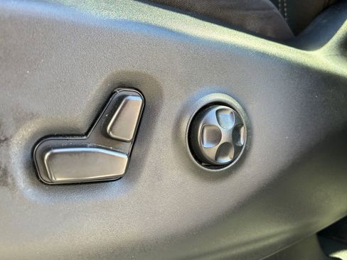 Used 2023 Chrysler Voyager LX FWD image 15