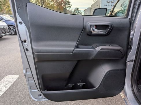 Used 2017 Toyota Tacoma TRD Sport image 27