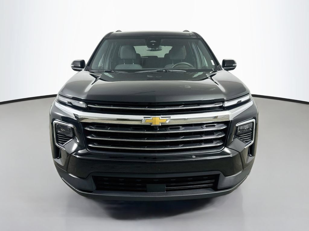 Used 2025 Chevrolet Traverse LT FWD image 2