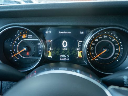 Used 2020 Jeep Wrangler Unlimited Sahara image 12