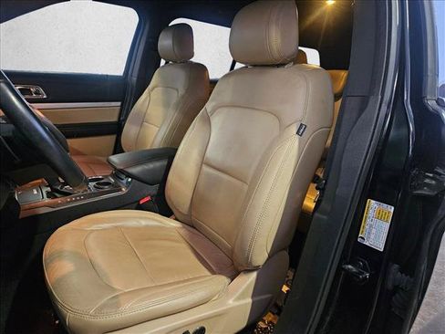 Used 2017 Ford Explorer XLT w/ Equipment Group 202A FWD image 13