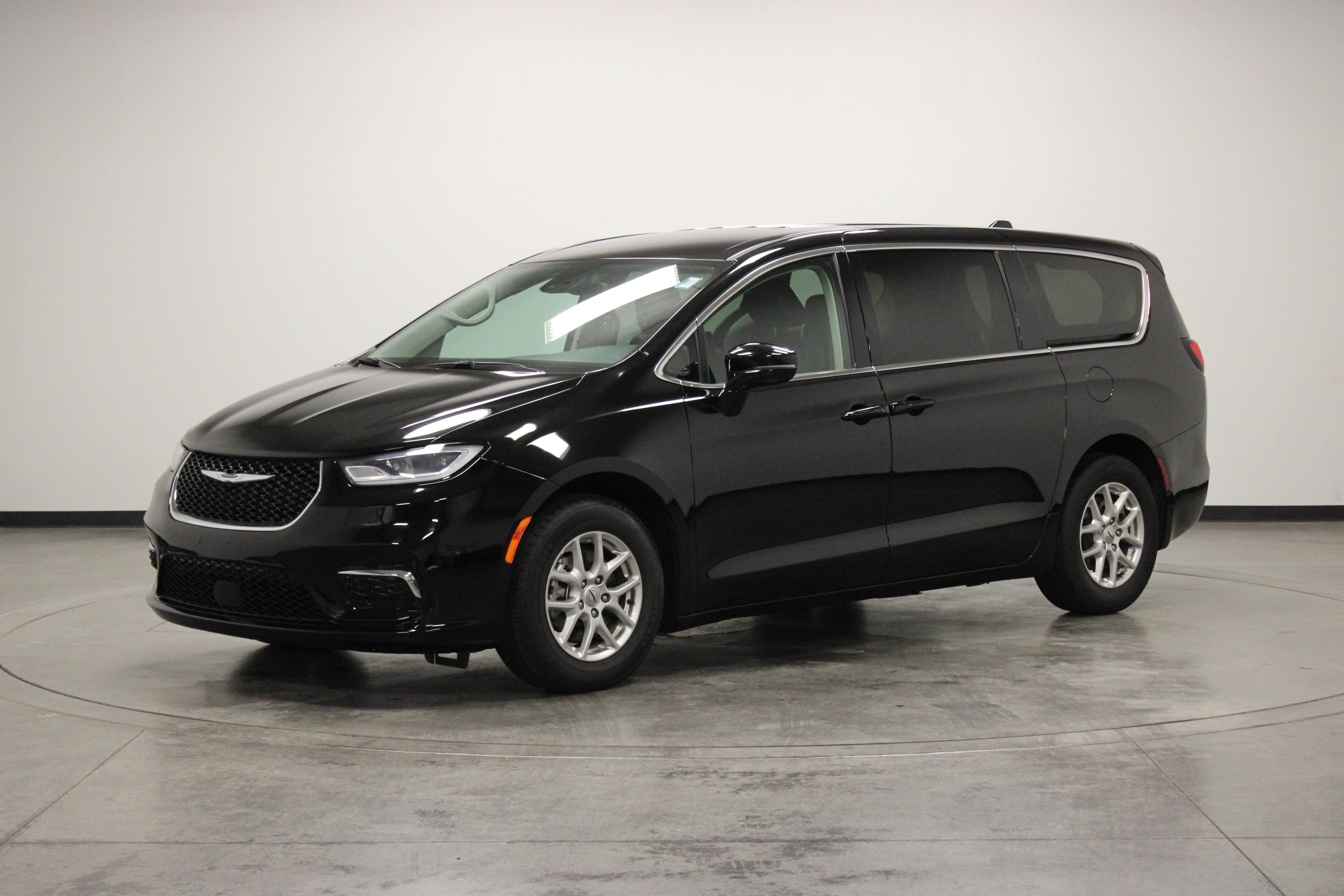 Used 2024 Chrysler Pacifica Touring-L FWD image 4