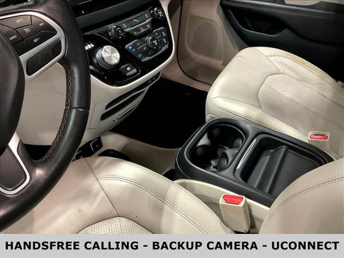 Used 2018 Chrysler Pacifica Touring-L FWD image 18